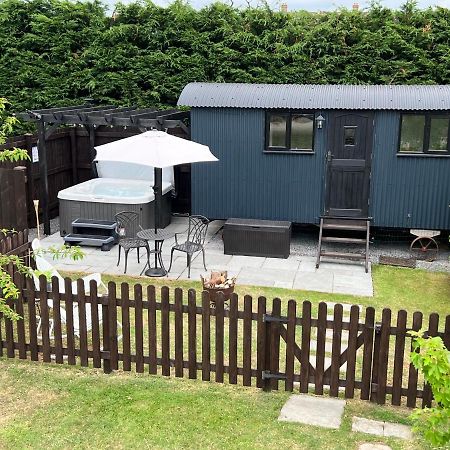 Shepherds Hut With Hot Tub Wells Extérieur photo