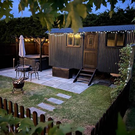 Shepherds Hut With Hot Tub Wells Extérieur photo