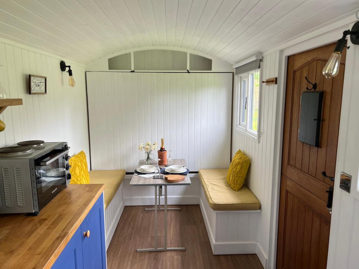 Shepherds Hut With Hot Tub Wells Extérieur photo