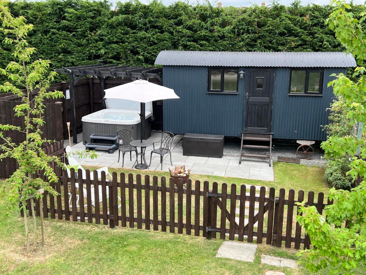 Shepherds Hut With Hot Tub Wells Extérieur photo