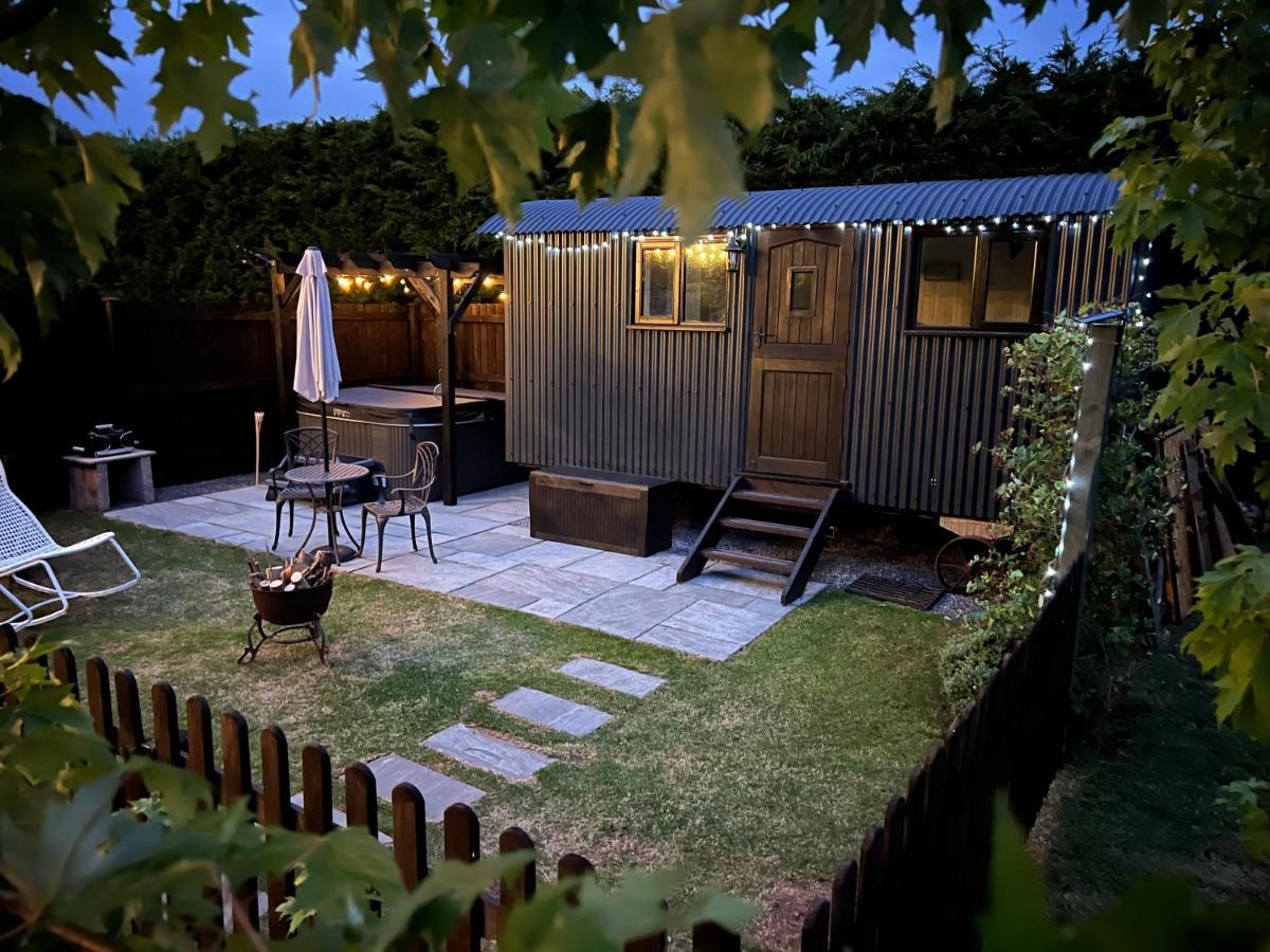 Shepherds Hut With Hot Tub Wells Extérieur photo