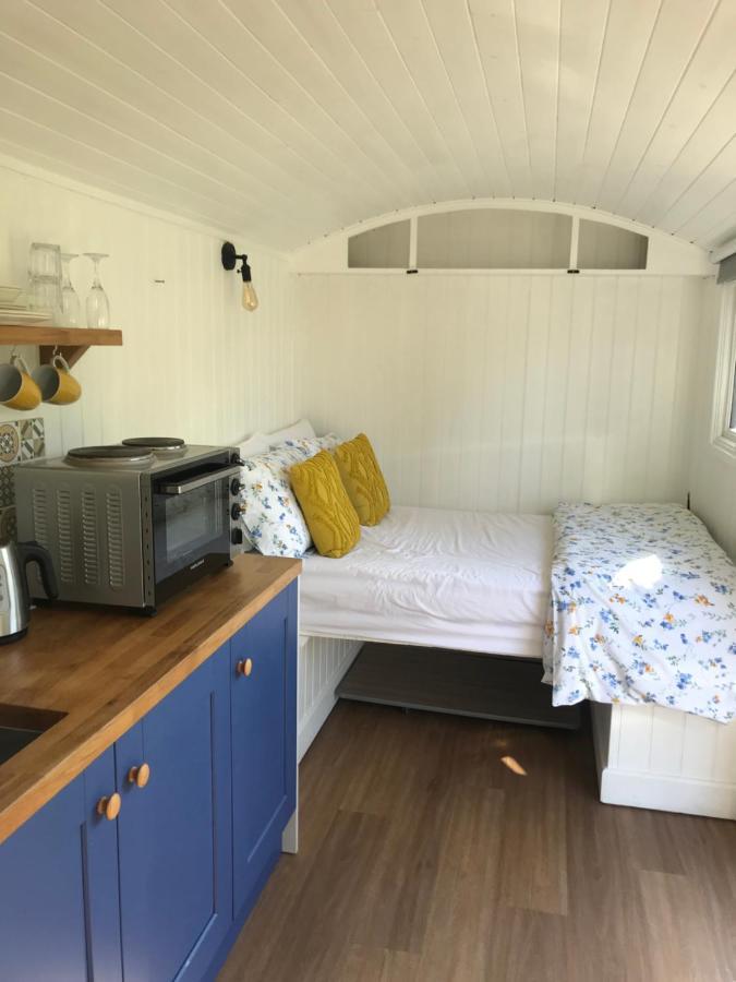 Shepherds Hut With Hot Tub Wells Extérieur photo