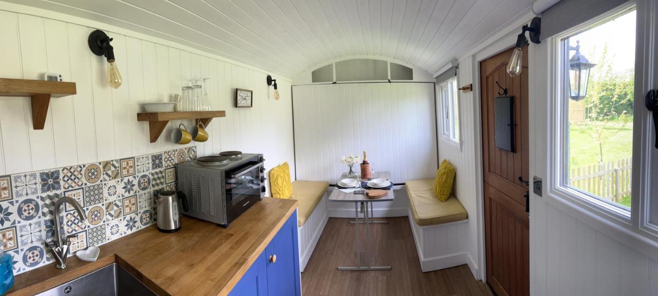 Shepherds Hut With Hot Tub Wells Extérieur photo